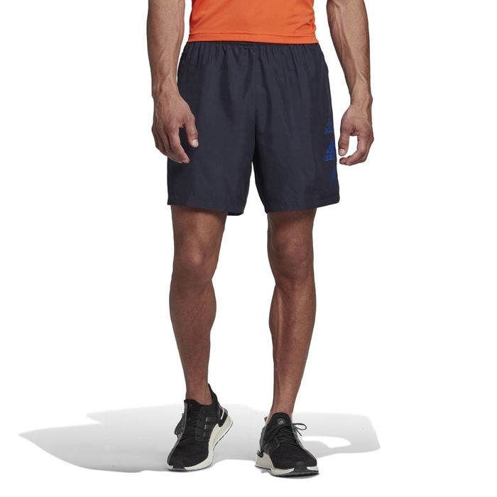 Pantaloneta-adidas-para-hombre-D2M-Logo-Short-para-entrenamiento-color-azul.-Frente-Sobre-Modelo
