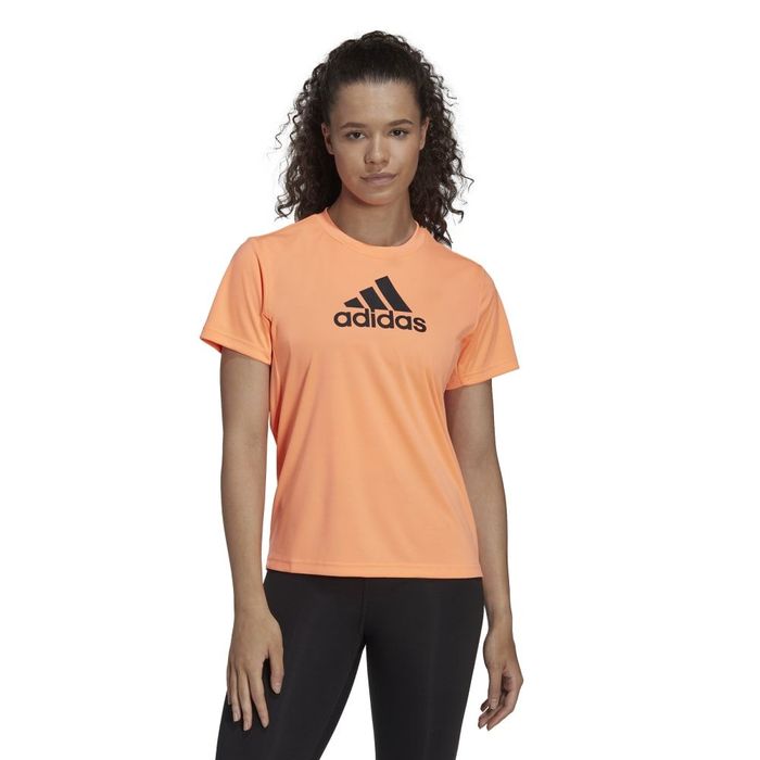 Camiseta-Manga-Corta-adidas-para-mujer-W-Bl-T-para-entrenamiento-color-naranja.-Frente-Sobre-Modelo
