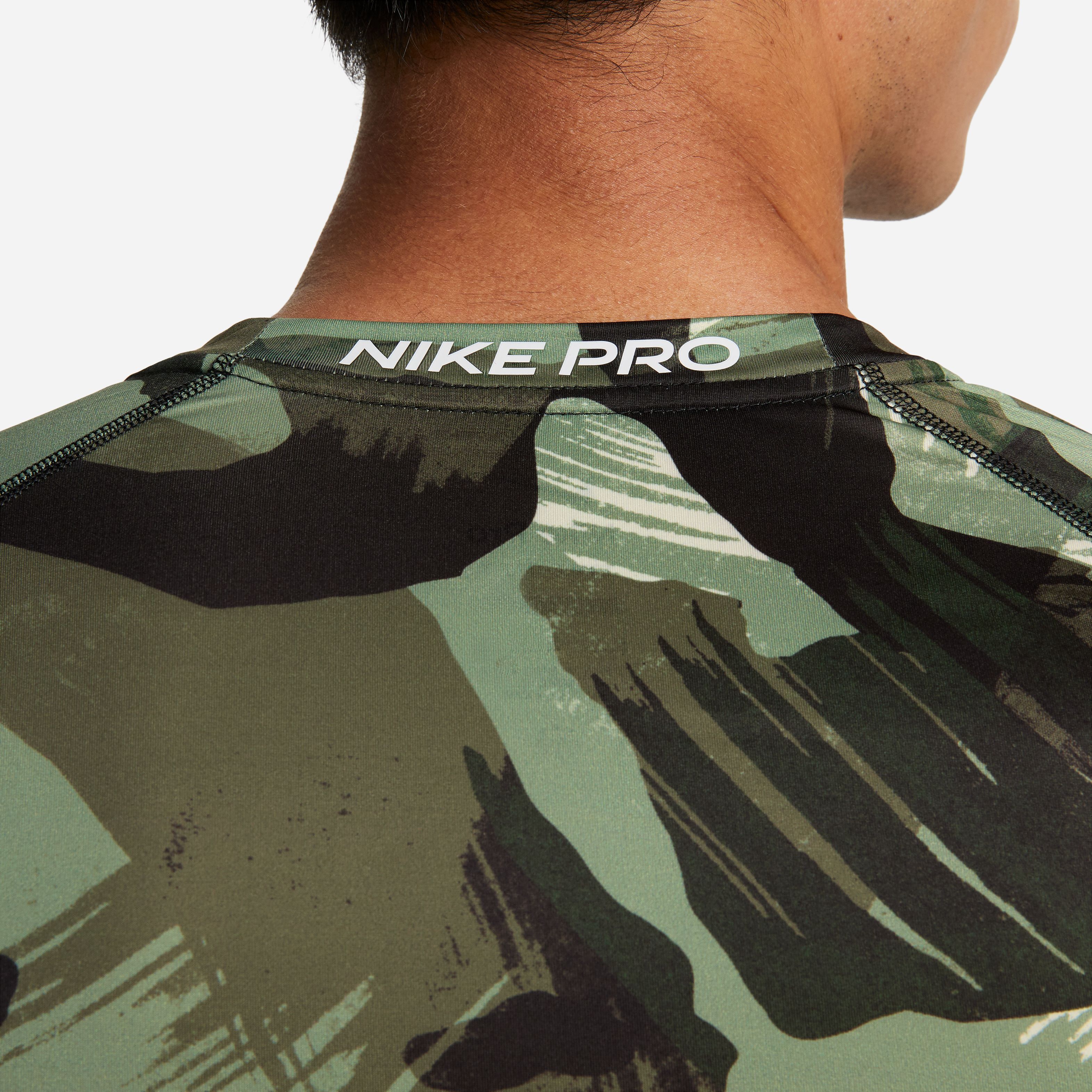 Nike M Np Df Slim Top Ss Camo Aop Camiseta Manga Corta verde de hombre para entrenamiento