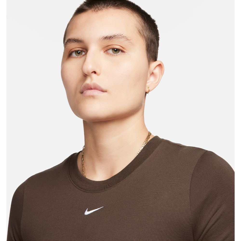 Nike W Nsw Tee Essntl Slim Crp Lbr Camiseta Manga Corta cafe de mujer lifestyle
