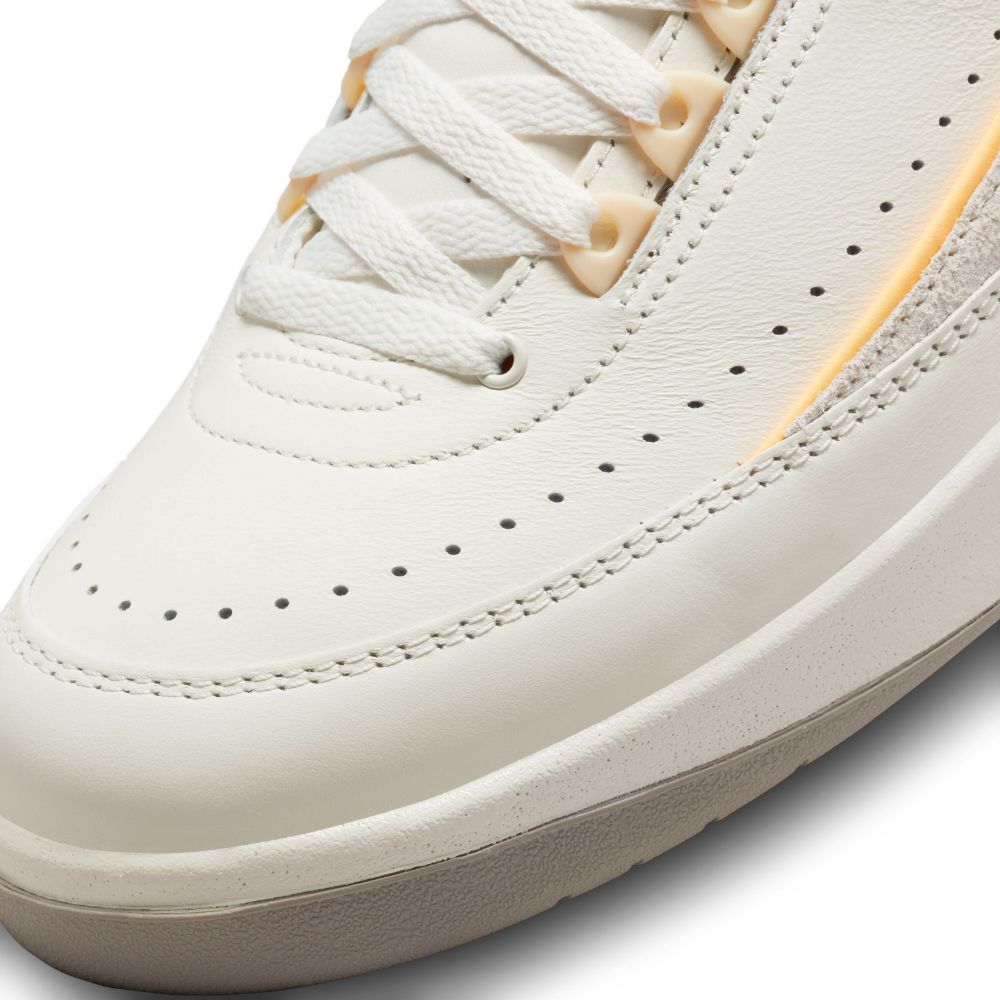 Nike Air Jordan 2 Retro Low Tenis beige de hombre lifestyle