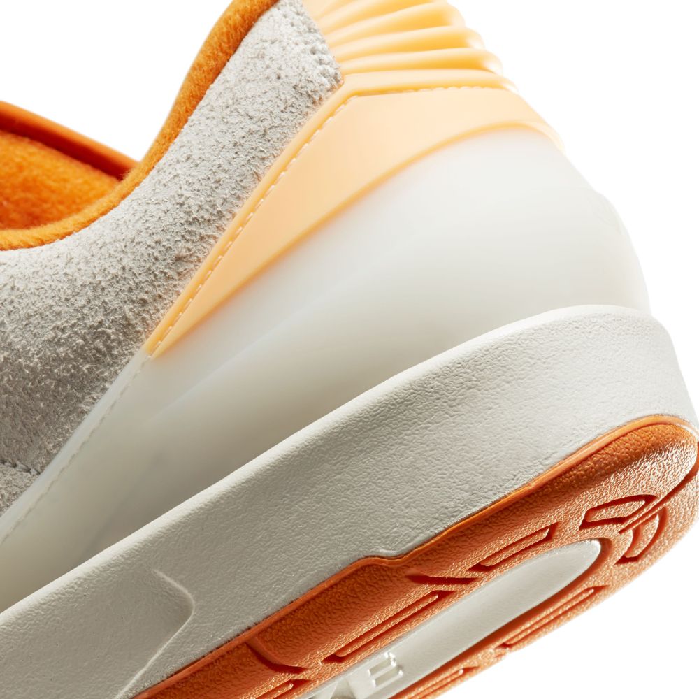 Nike Air Jordan 2 Retro Low Tenis beige de hombre lifestyle