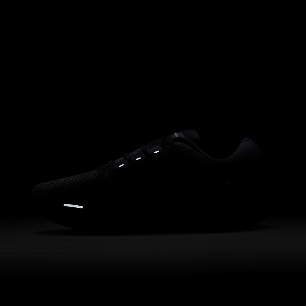 Nike Wmns Nike Air Zoom Vomero 16 Tenis negro de mujer para correr