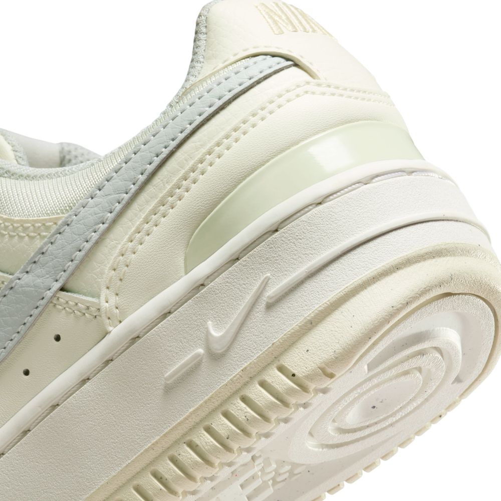 Nike Gamma Force Tenis beige de mujer lifestyle