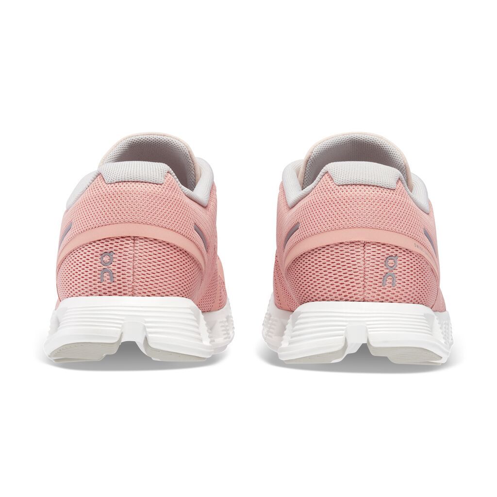 On Cloud 5 Tenis rosado de mujer lifestyle